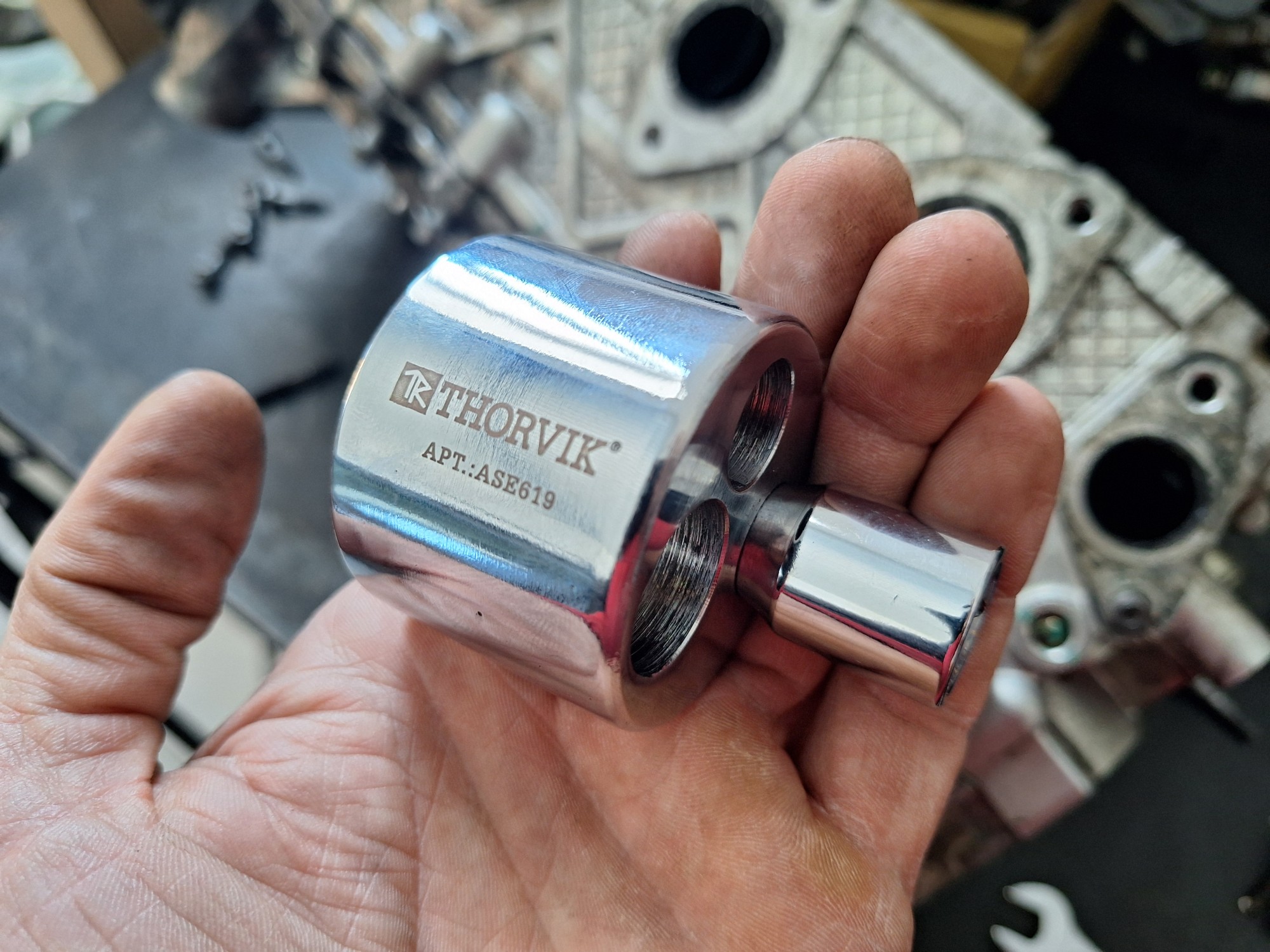Эксцентриковый шпильковёрт Thorvik ASE619 в руке